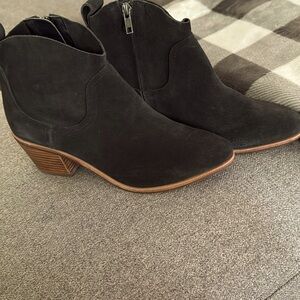 UGG Women’s Black Suede Kingsburg ankle boots size 8, WATERPROOF